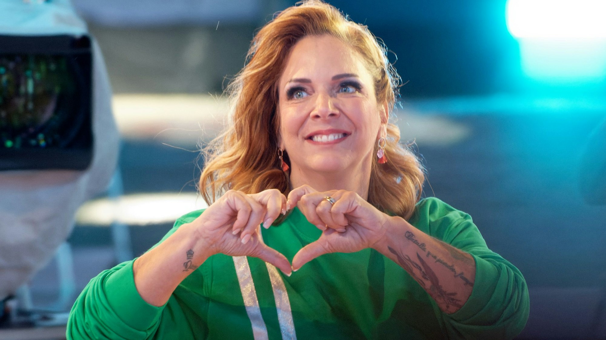 Danni Büchner zeigt bei der Auftaktsendung der Sat1-Fernsehshow „Promi Big Brother 2021“ im Studio mit ihren Händen ein Herz. Das Foto entstand am 6. August 2021.