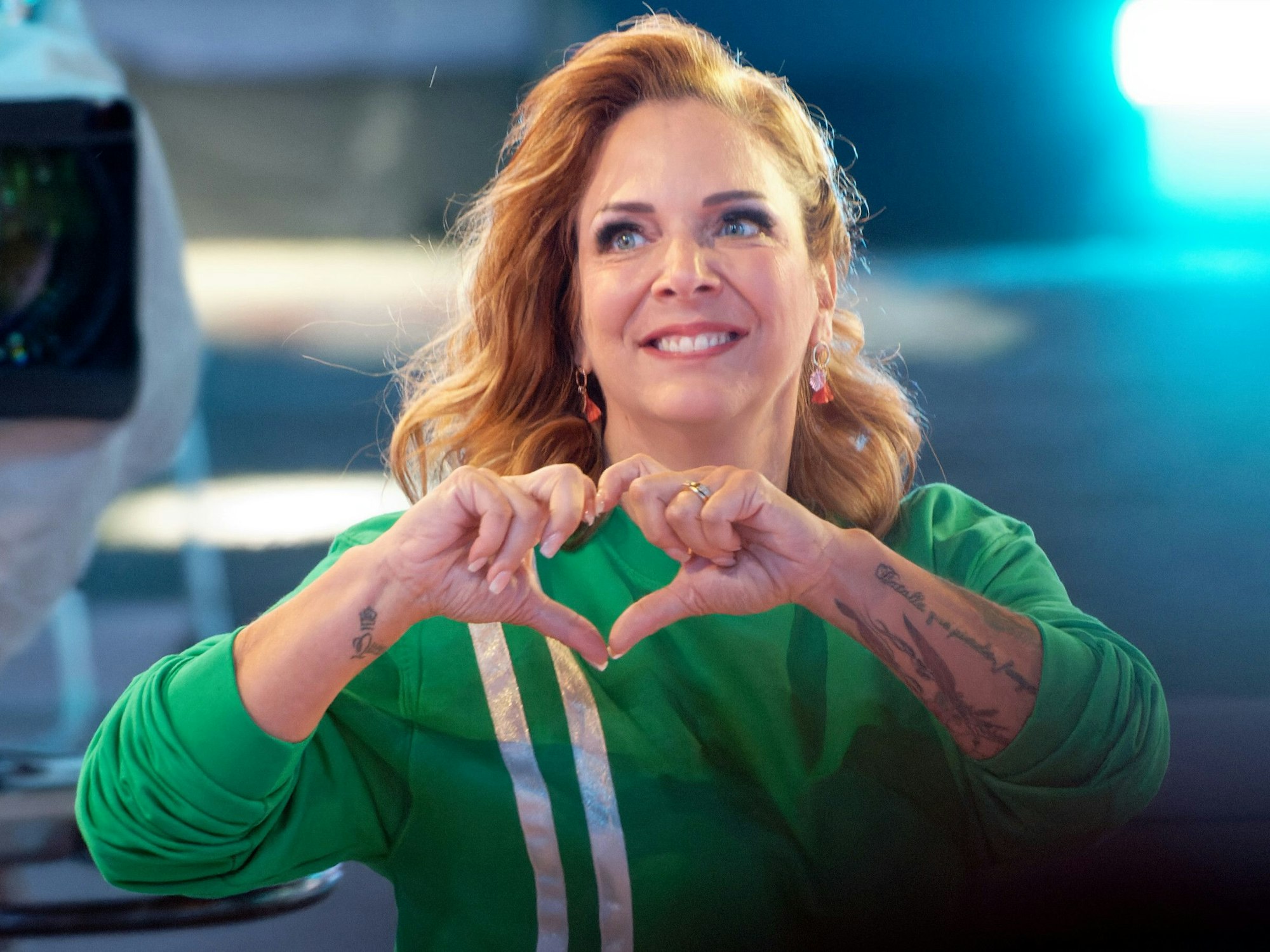 Die Teilnehmerin Danni Büchner zeigt bei der Auftaktsendung der Sat1 Fernsehshow Promi Big Brother2021 im Studio mit ihren Händen ein Herz.