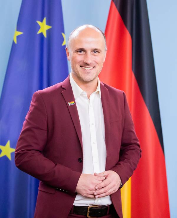 Sven Lehmann (Bündnis 90/Die Grünen), parlamentarischer Staatssekretär im Bundesministerium für Familie, Senioren, Frauen und Jugend, schaut nach einer Pressekonferenz zur Amtsübergabe an die neue Bundesfamilienministerium Spiegel in die Kamera des Fotografen.