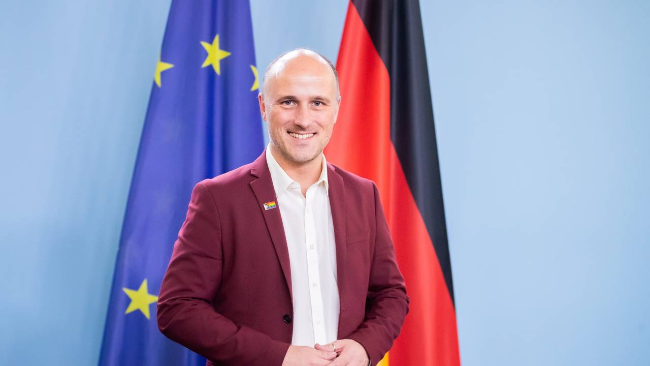 Sven Lehmann (Bündnis 90/Die Grünen), parlamentarischer Staatssekretär im Bundesministerium für Familie, Senioren, Frauen und Jugend, schaut nach einer Pressekonferenz zur Amtsübergabe an die neue Bundesfamilienministerium Spiegel in die Kamera des Fotografen.
