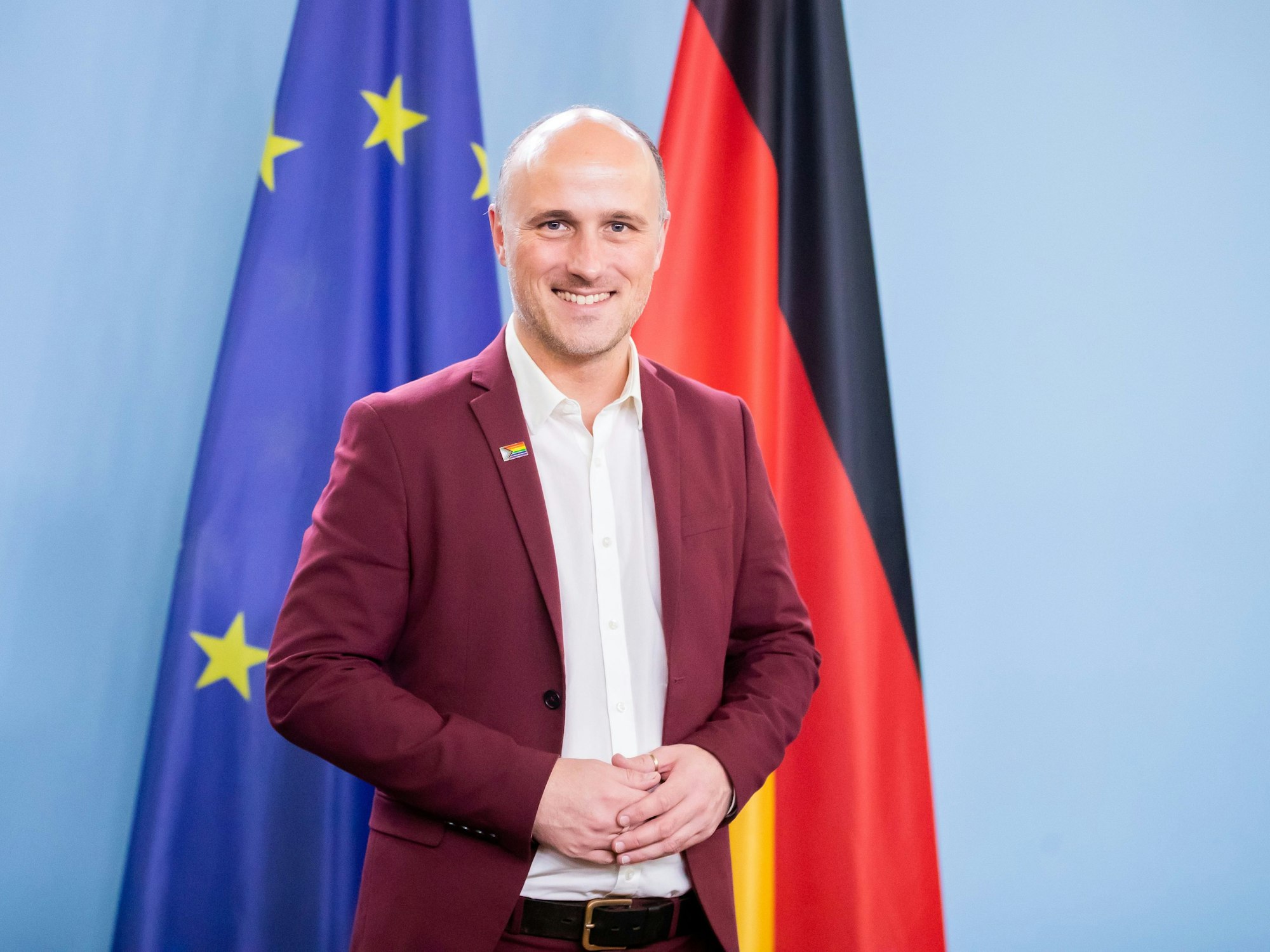 Sven Lehmann (Bündnis 90/Die Grünen), parlamentarischer Staatssekretär im Bundesministerium für Familie, Senioren, Frauen und Jugend, schaut nach einer Pressekonferenz zur Amtsübergabe an die neue Bundesfamilienministerium Spiegel in die Kamera des Fotografen.