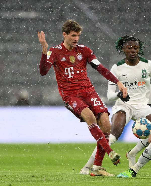 Thomas Müller im Spiel des FC Bayern gegen Borussia Mönchengladbach im Duell mit Nico Elvedi.