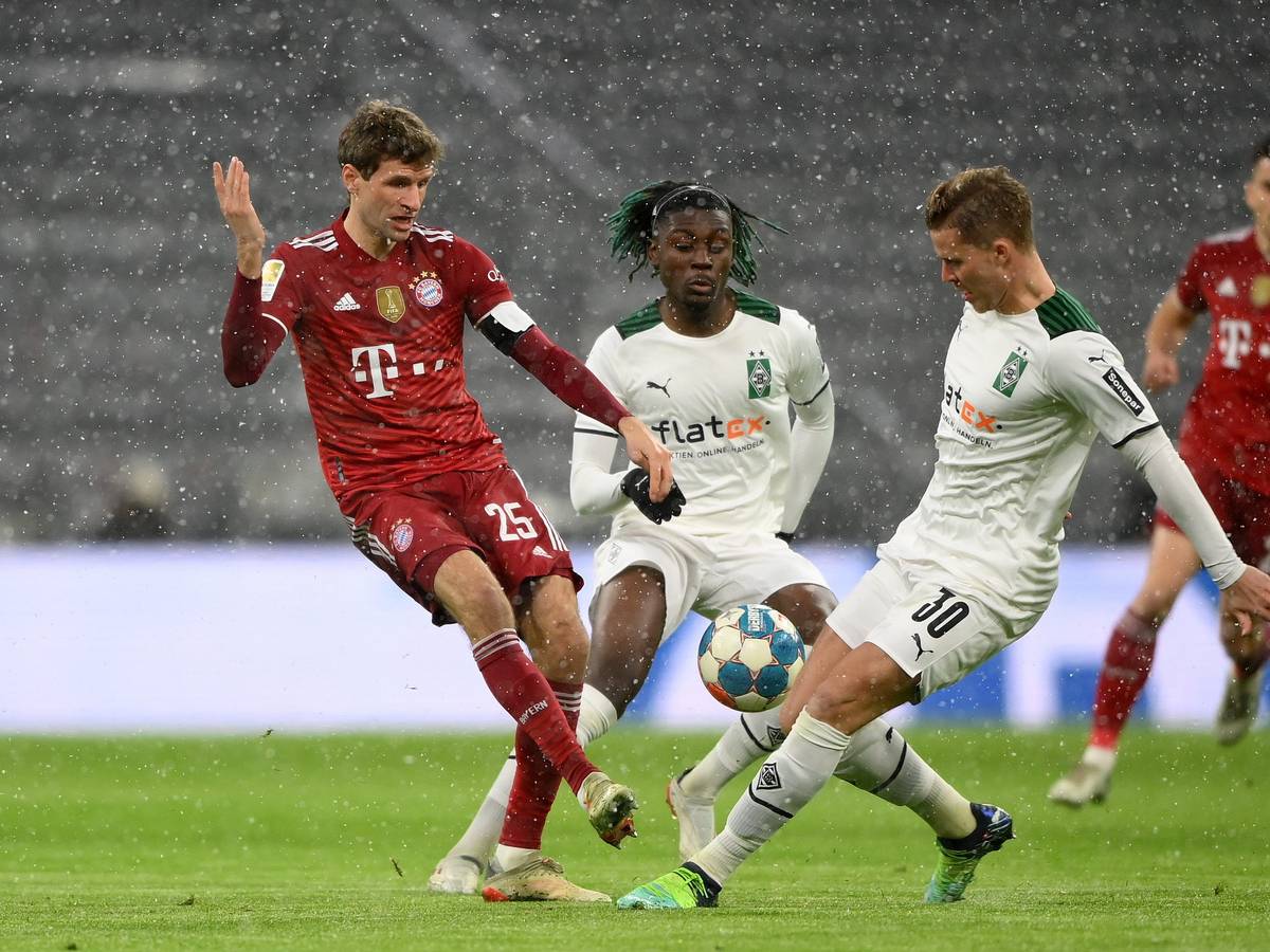 Thomas Müller im Spiel des FC Bayern gegen Borussia Mönchengladbach im Duell mit Nico Elvedi.