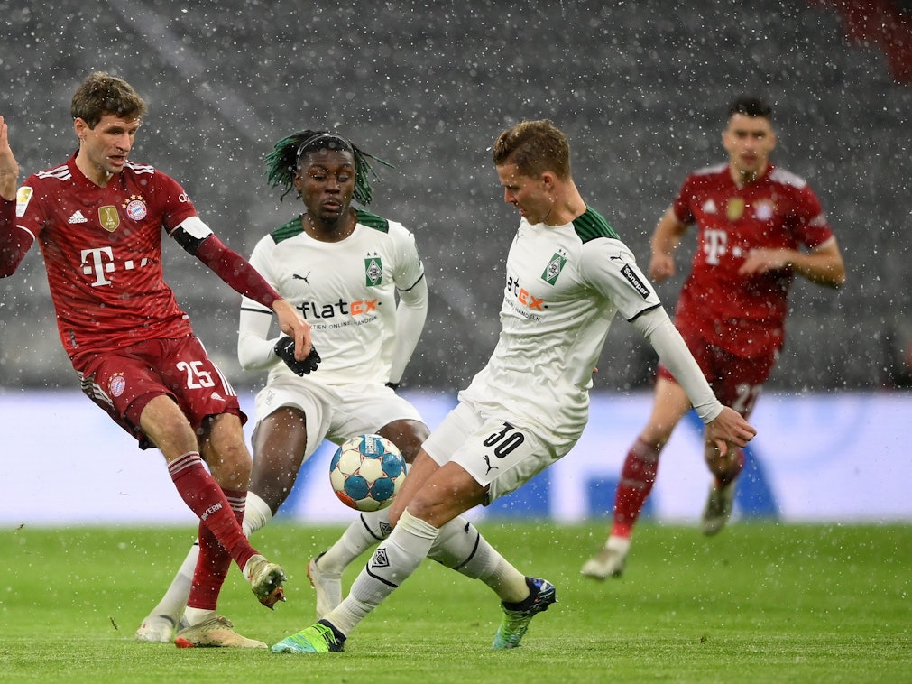 Thomas Müller im Spiel des FC Bayern gegen Borussia Mönchengladbach im Duell mit Nico Elvedi.