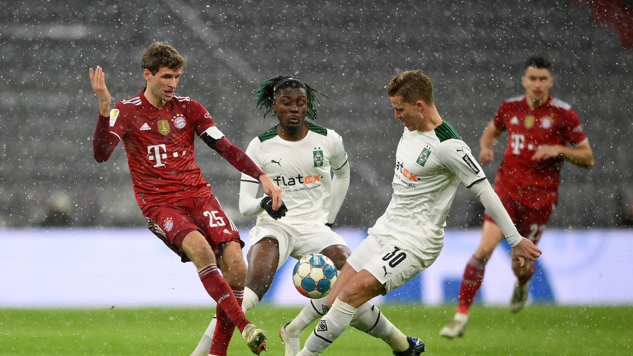 Thomas Müller im Spiel des FC Bayern gegen Borussia Mönchengladbach im Duell mit Nico Elvedi.