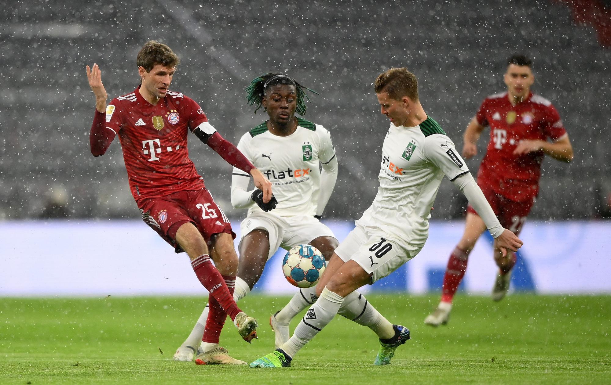 Thomas Müller im Spiel des FC Bayern gegen Borussia Mönchengladbach im Duell mit Nico Elvedi.