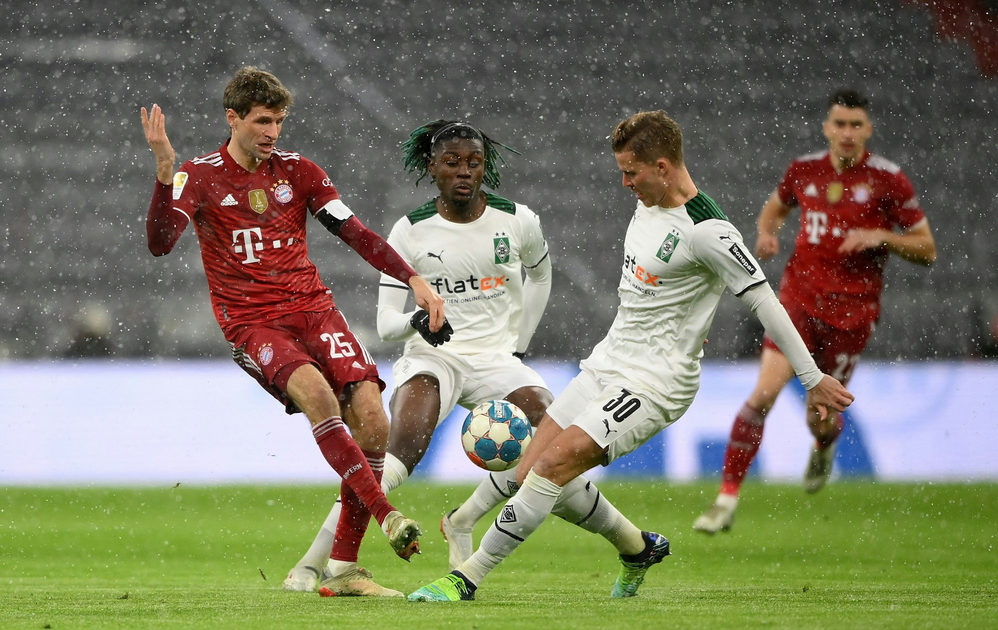 Thomas Müller im Spiel des FC Bayern gegen Borussia Mönchengladbach im Duell mit Nico Elvedi.