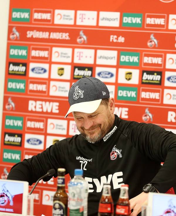 Steffen Baumgart auf der Pressekonferenz vor dem letzten Heimspiel gegen den VfB Stuttgart am 17. Dezember 2021.