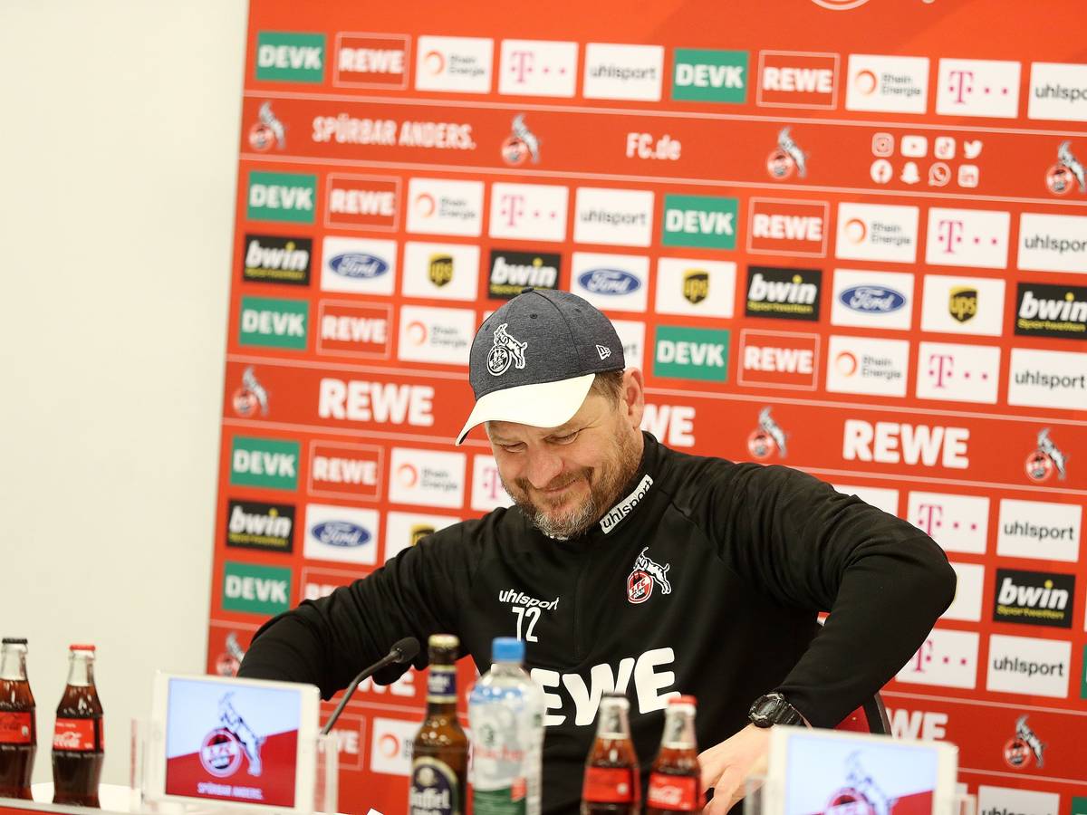 Steffen Baumgart auf der Pressekonferenz vor dem letzten Heimspiel gegen den VfB Stuttgart am 17. Dezember 2021.