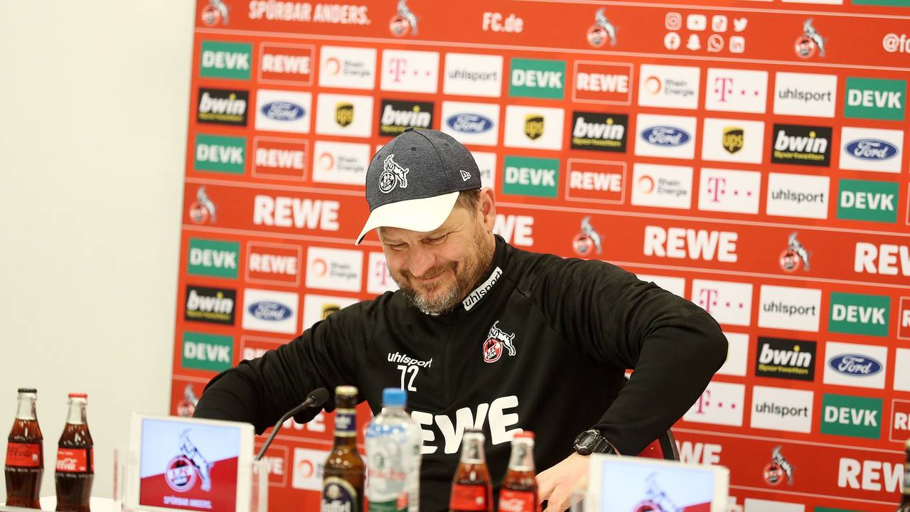 Steffen Baumgart auf der Pressekonferenz vor dem letzten Heimspiel gegen den VfB Stuttgart am 17. Dezember 2021.