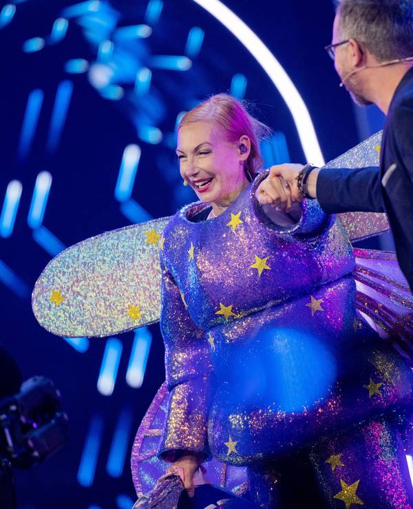 Ute Lemper, Musicaldarstellerin, Chansonsängerin und Schauspielerin, steht als Figur "Das Glühwürmchen" in der Prosieben-Show "The Masked Dancer" bei der 1. Folge auf der Bühne. Das Bild wurde am 6. Januar aufgenommen.