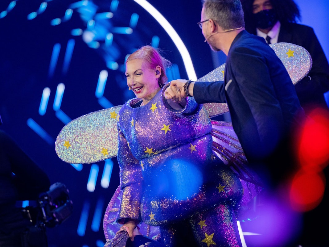 Ute Lemper, Musicaldarstellerin, Chansonsängerin und Schauspielerin, steht als Figur "Das Glühwürmchen" in der Prosieben-Show "The Masked Dancer" bei der 1. Folge auf der Bühne. Das Bild wurde am 6. Januar aufgenommen.