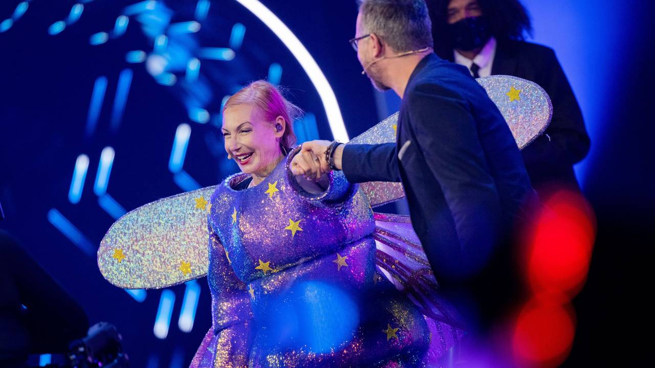 Ute Lemper, Musicaldarstellerin, Chansonsängerin und Schauspielerin, steht als Figur "Das Glühwürmchen" in der Prosieben-Show "The Masked Dancer" bei der 1. Folge auf der Bühne. Das Bild wurde am 6. Januar aufgenommen.