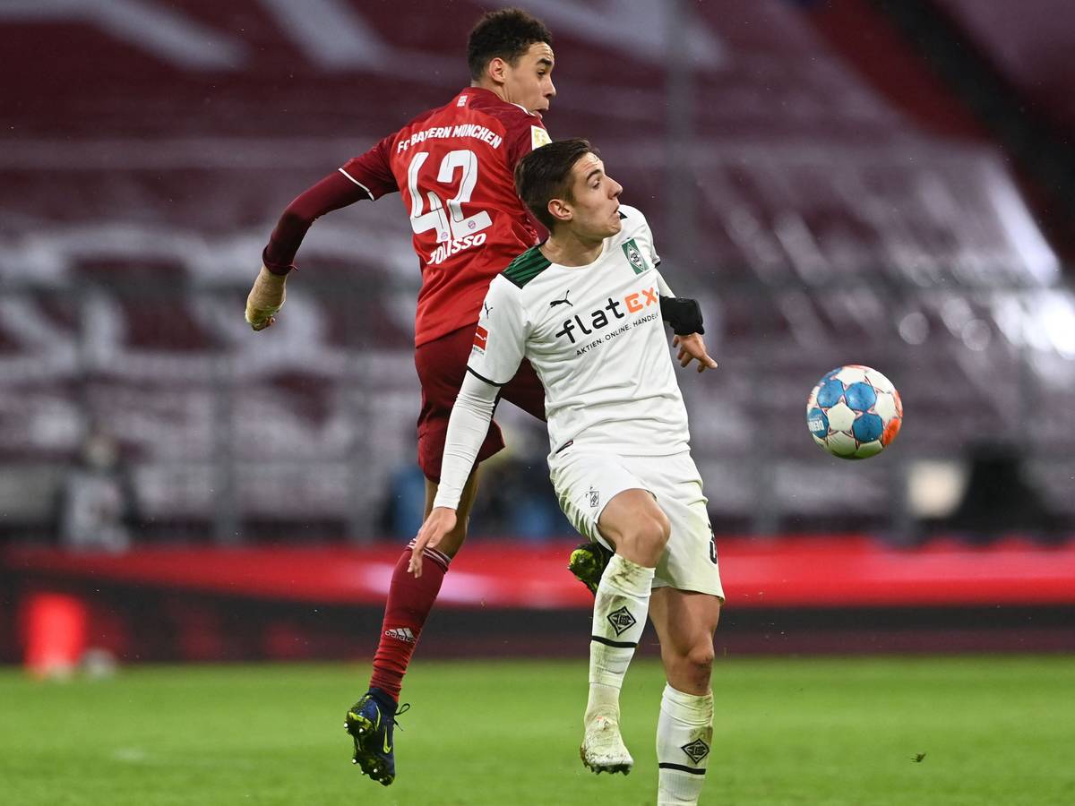 Jamal Musiala im Zweikampf mit Florian Neuhaus