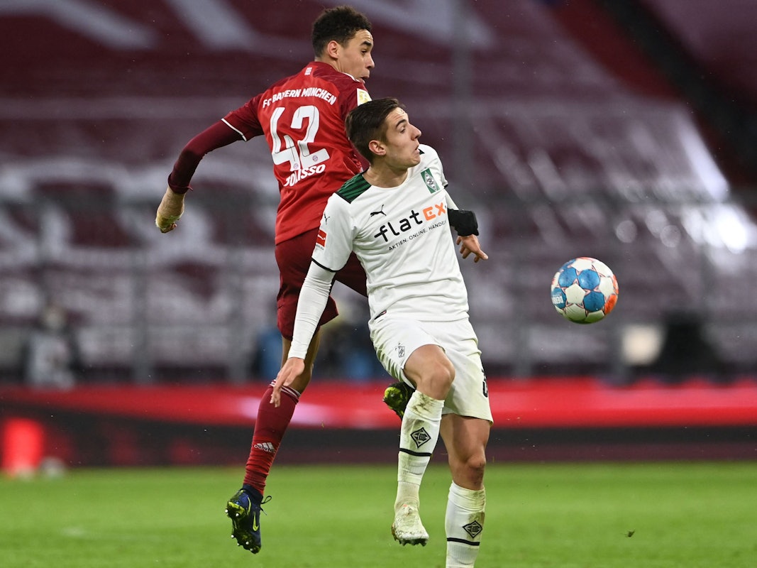 Jamal Musiala im Zweikampf mit Florian Neuhaus