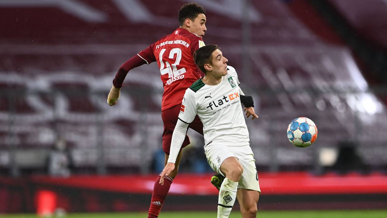 Jamal Musiala im Zweikampf mit Florian Neuhaus