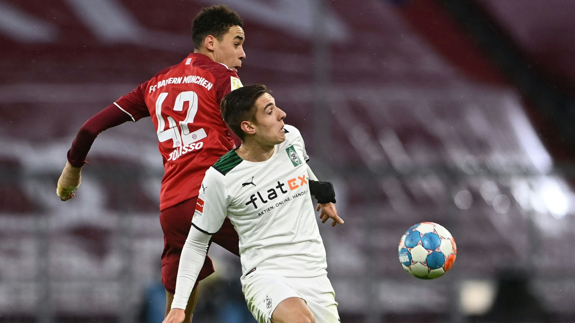 Jamal Musiala im Zweikampf mit Florian Neuhaus