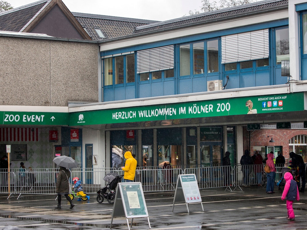 Köln:  Der Haupteingang des Kölner Zoos bei Regenwetter.