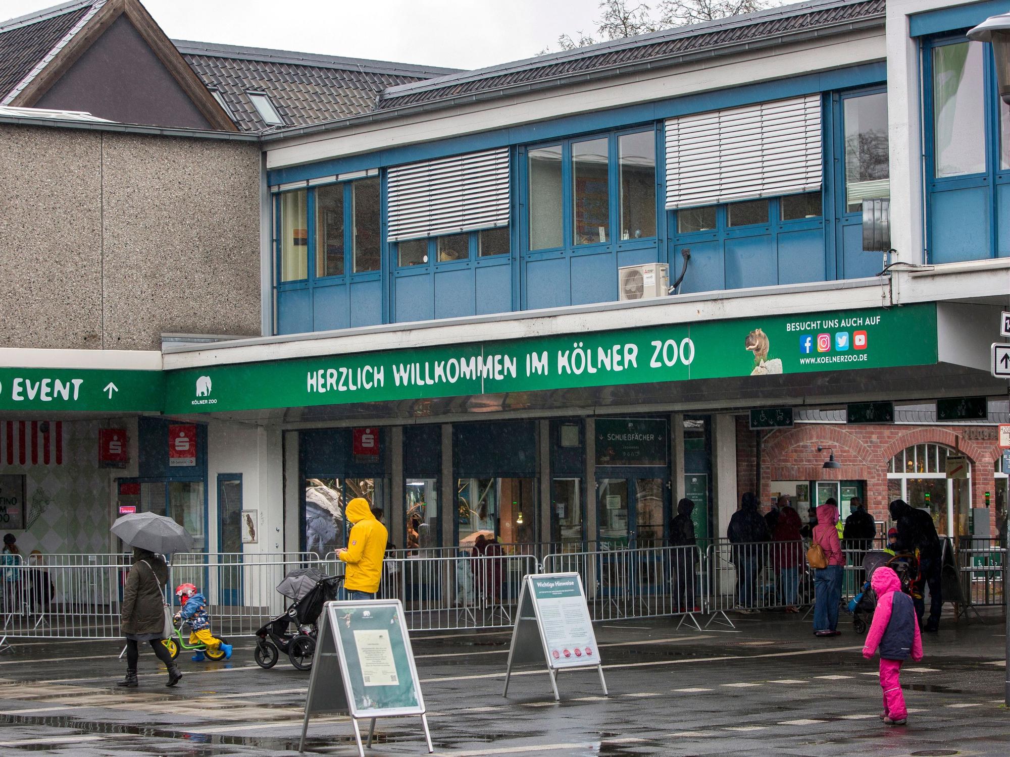 Köln: Der Haupteingang des Kölner Zoos bei Regenwetter.