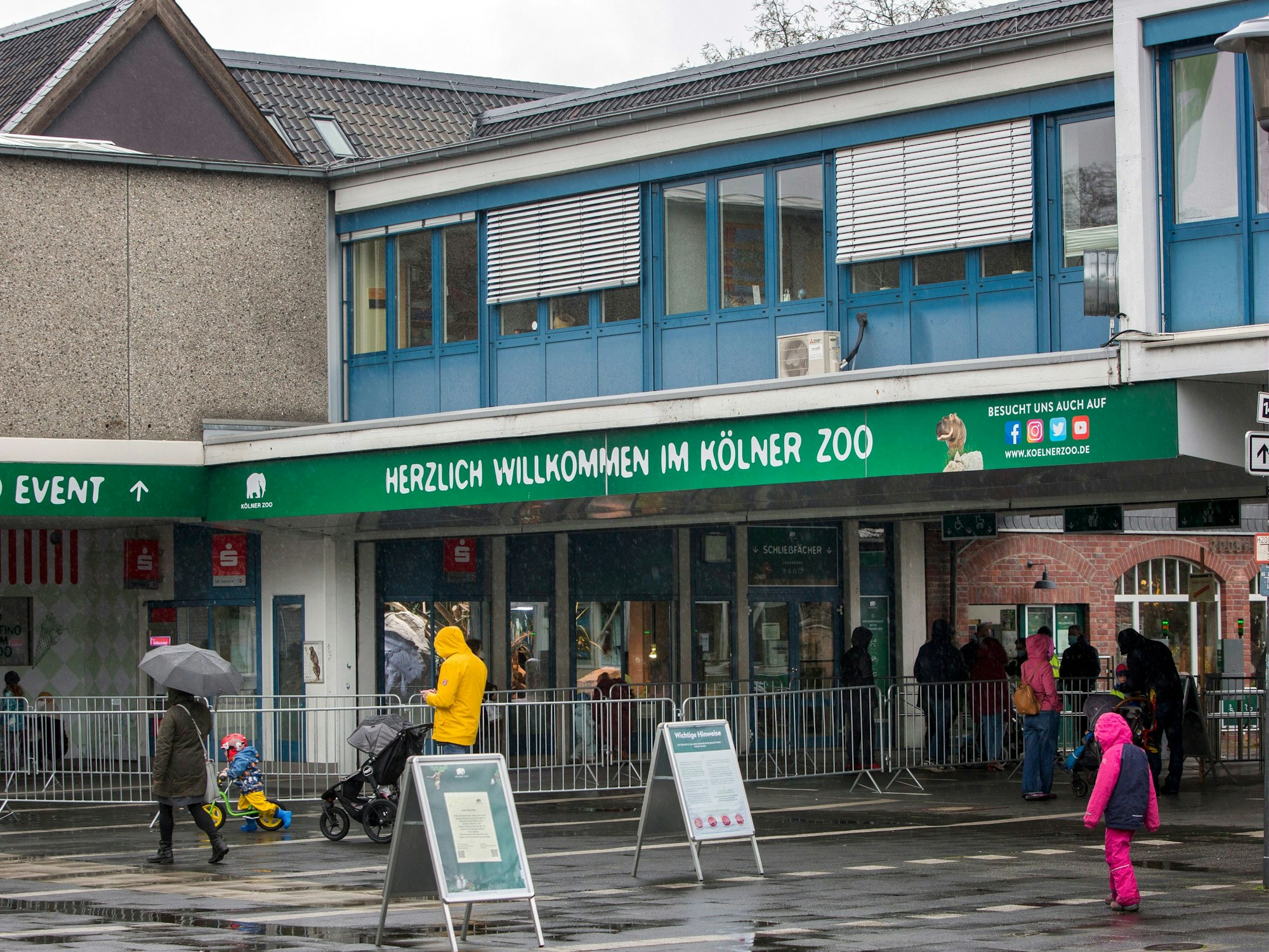 Köln: Der Haupteingang des Kölner Zoos bei Regenwetter.