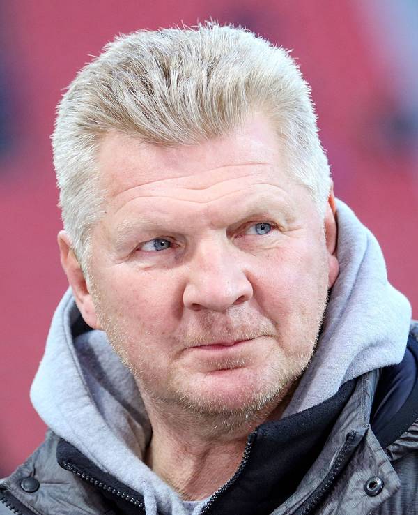 Stefan Effenberg, in Hoodie und Jacke, guckt zur Seite.