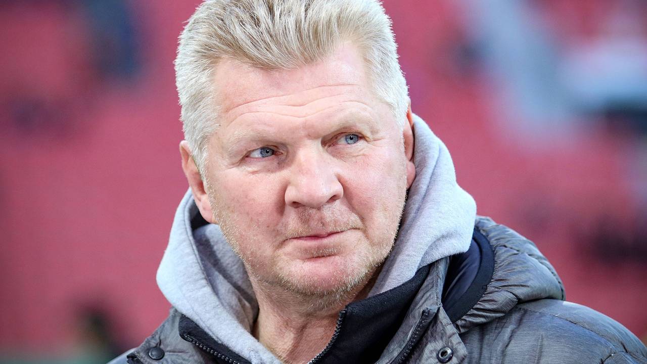 Stefan Effenberg, in Hoodie und Jacke, guckt zur Seite.
