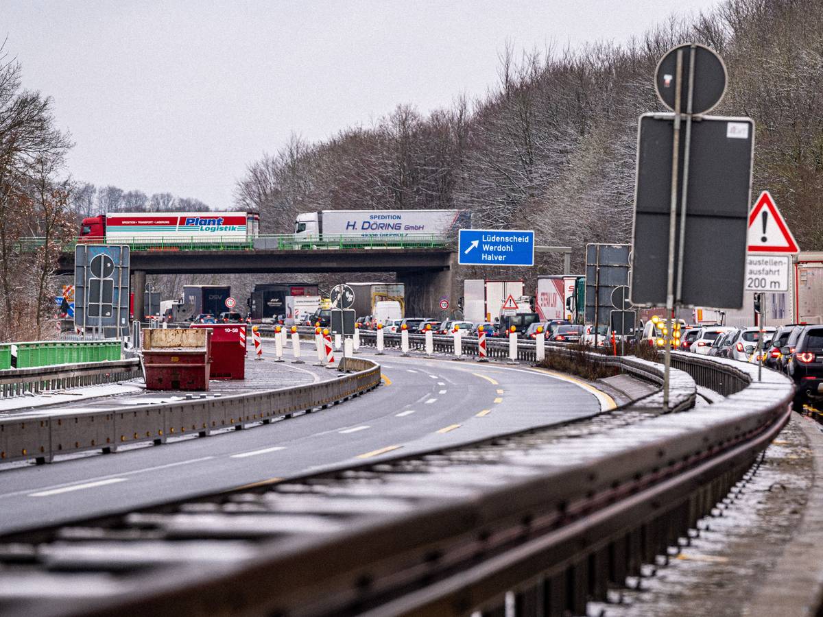 Ein Stau hat sich an einer Umleitung auf der Autobahn 45 an der Ausfahrt Lüdenscheid-Mitte gebildet.