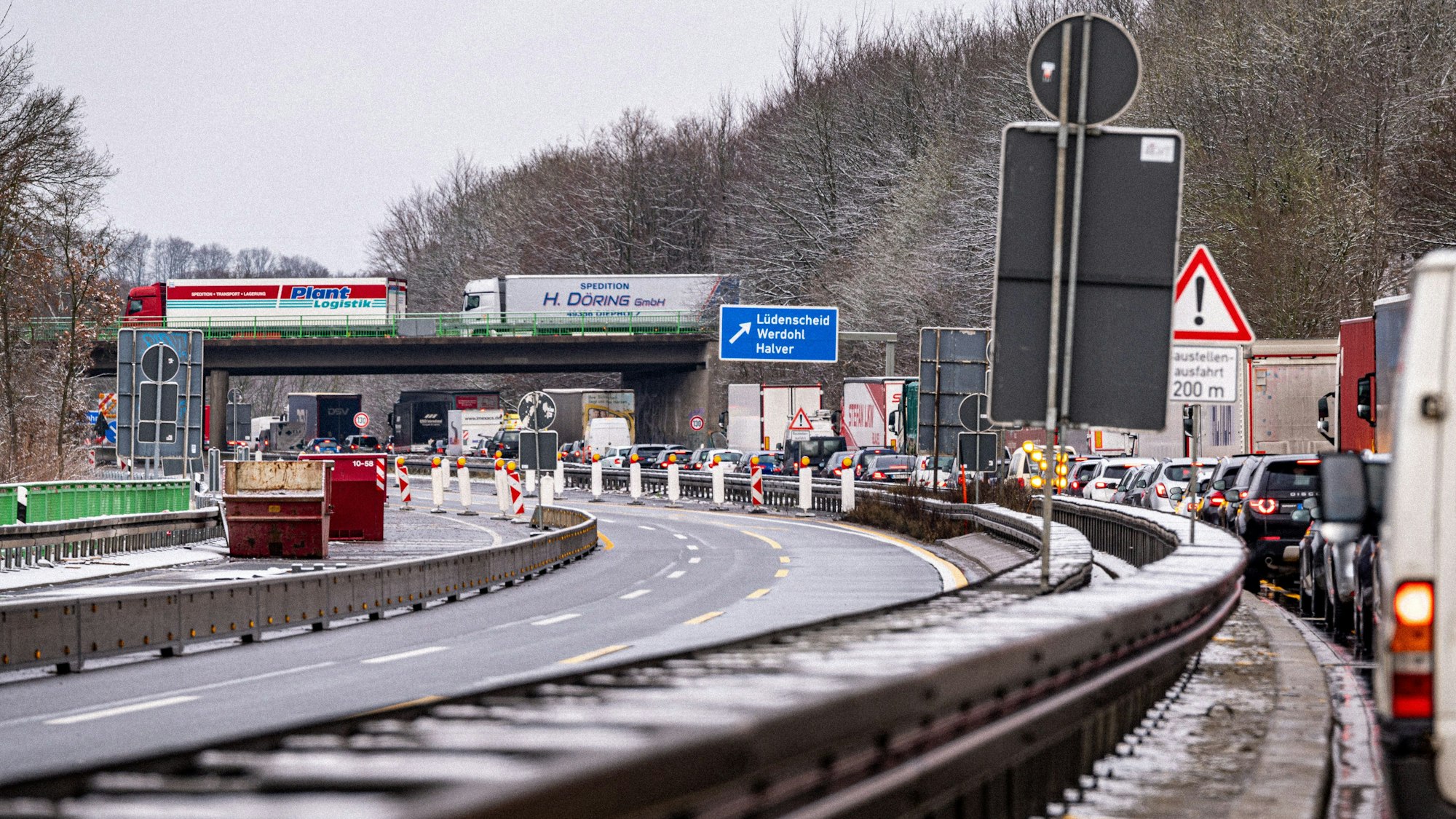 Ein Stau hat sich an einer Umleitung auf der Autobahn 45 an der Ausfahrt Lüdenscheid-Mitte gebildet.