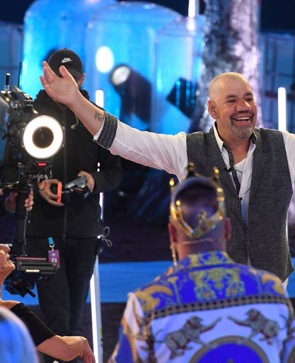 Bauer Uwe Abel jubelt nach seinem zweiten Platz beim Promi Big Brother Event 2021. Nach drei Wochen leben vor Fernsehkameras wählten die Zuschauer die Gewinner im Container. Das Bild wurde am 27. August 2021 aufgenommen.