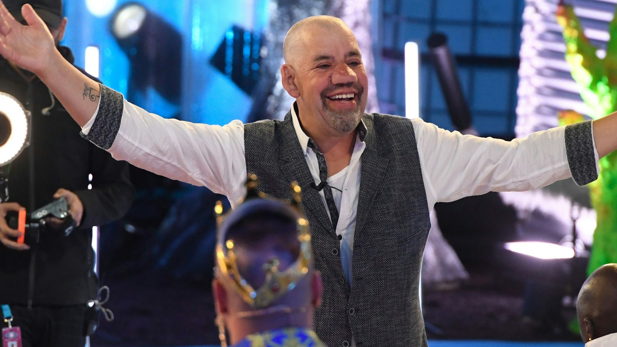 Bauer Uwe Abel jubelt nach seinem zweiten Platz beim Promi Big Brother Event 2021. Nach drei Wochen leben vor Fernsehkameras wählten die Zuschauer die Gewinner im Container. Das Bild wurde am 27. August 2021 aufgenommen.