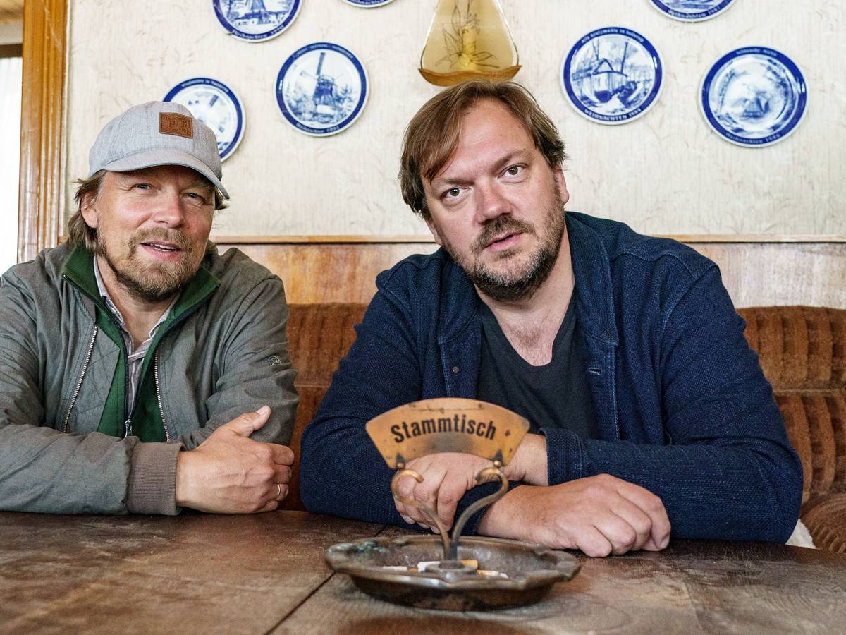 Charly Hübner (rechts, hier zu sehen am 2. September 2021 mit Regisseur Lars Jessen) schlüpft im Januar 2022 ein letztes Mal in die Rolle des Ermittlers Sascha Bukow.