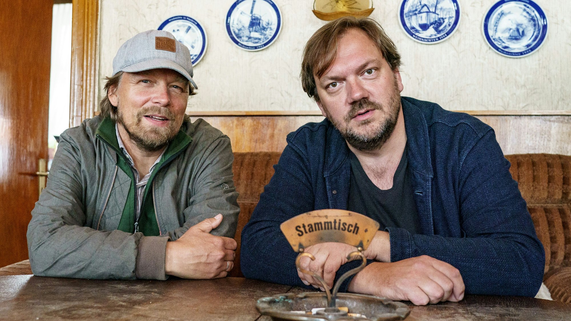 Charly Hübner (rechts, hier zu sehen am 2. September 2021 mit Regisseur Lars Jessen) schlüpft im Januar 2022 ein letztes Mal in die Rolle des Ermittlers Sascha Bukow.