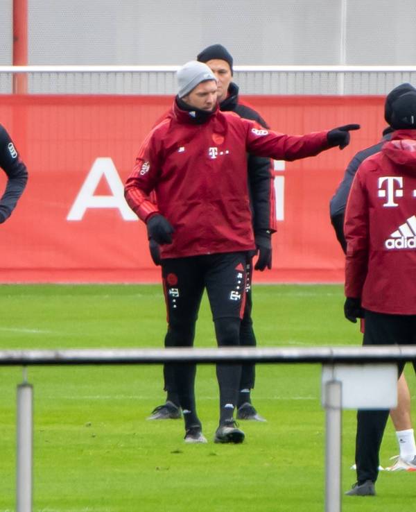 Robert Lewandowski und Julian Nagelsmann stehen beim Training des FC Bayern München auf dem Platz.