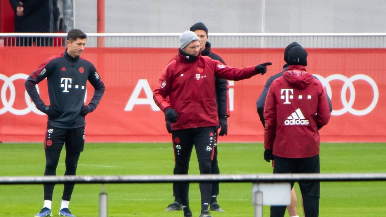 Robert Lewandowski und Julian Nagelsmann stehen beim Training des FC Bayern München auf dem Platz.
