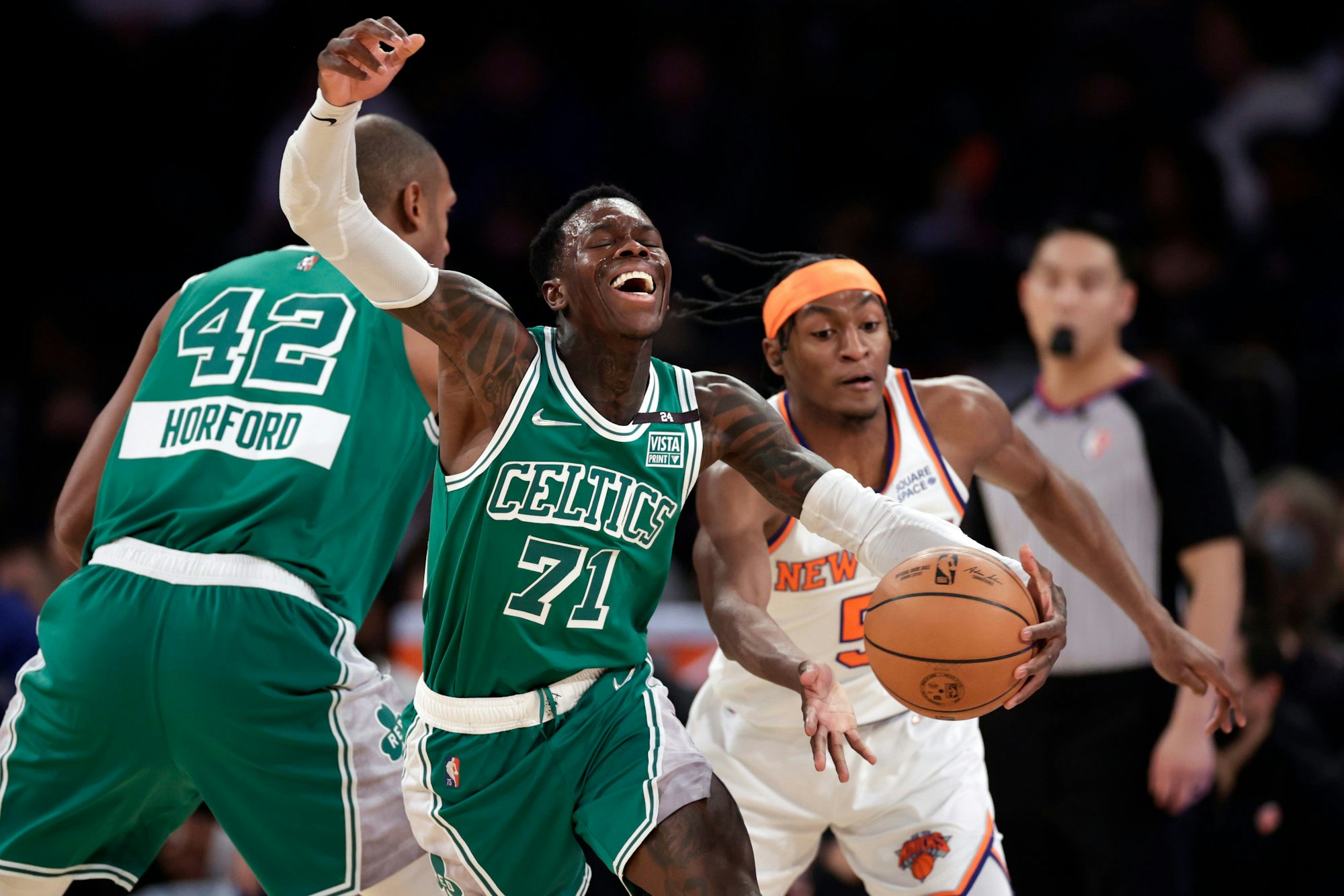 Dennis Schröder spielt mit den Boston Celtics gegen die New York Knicks.
