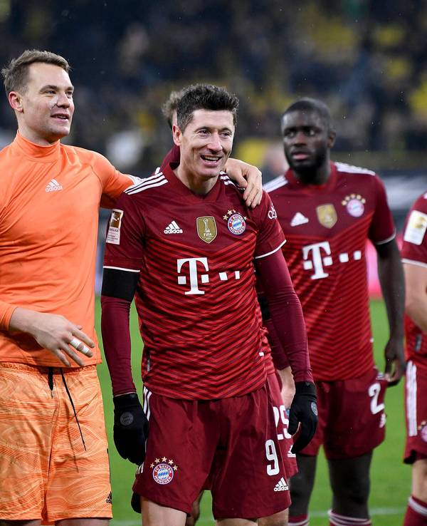 Manuel Neuer nimmt Robert Lewandowski in den Arm.