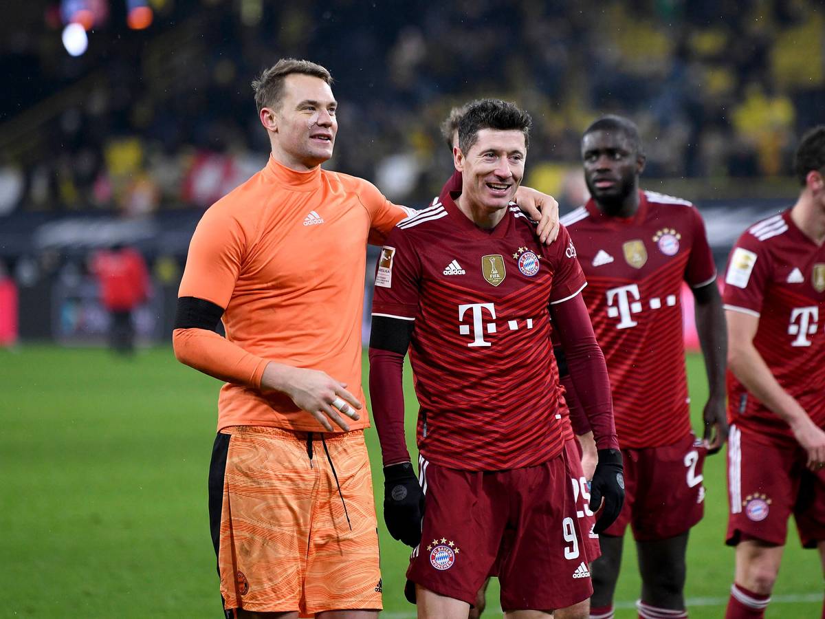 Manuel Neuer nimmt Robert Lewandowski in den Arm.