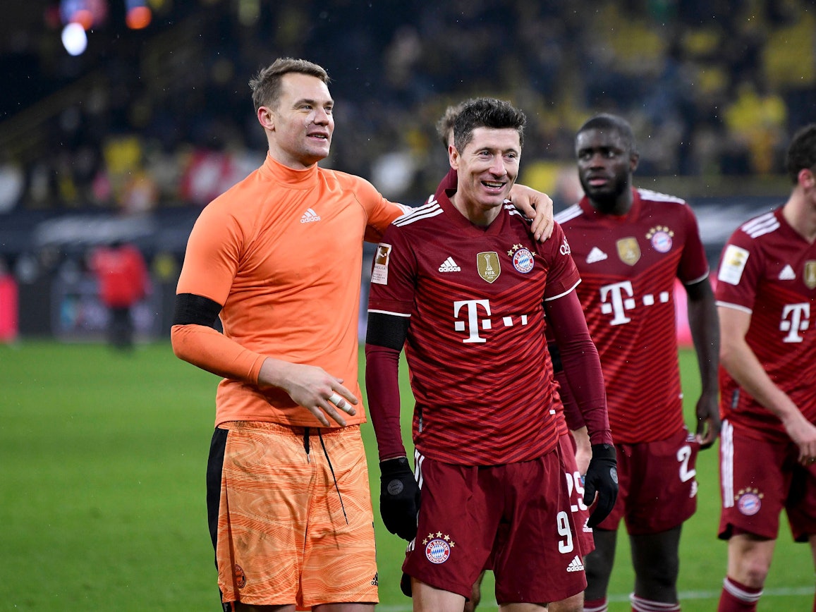 Manuel Neuer nimmt Robert Lewandowski in den Arm.