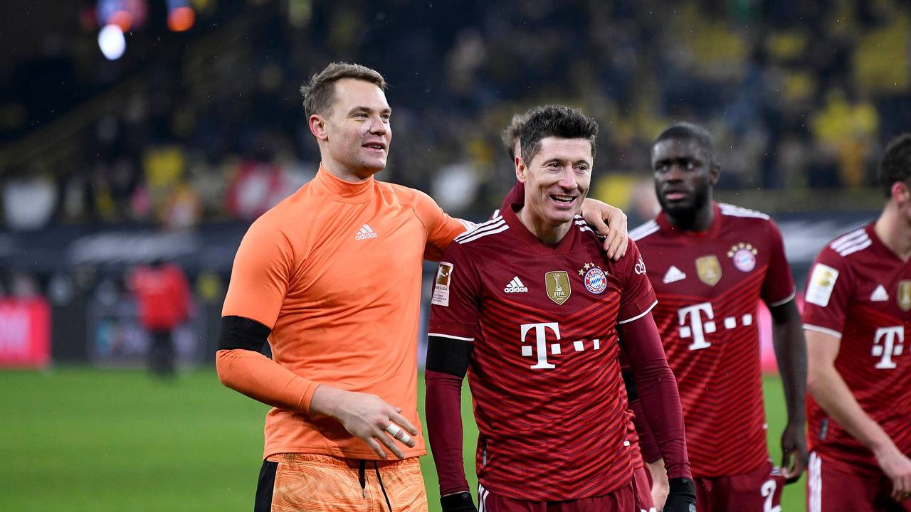 Manuel Neuer nimmt Robert Lewandowski in den Arm.