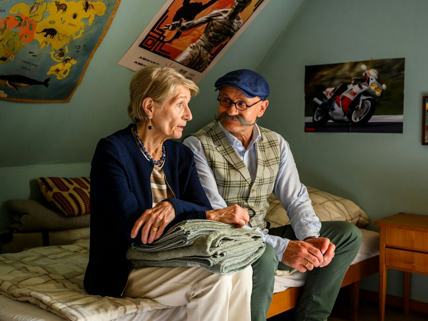Zurück zu Hause: Horst Lichter (Oliver Stokowski, r.) sitzt gemeinsam mit seiner Mutter Margret (Barbara Nu?sse, l.) in seinem alten Kinderzimmer.