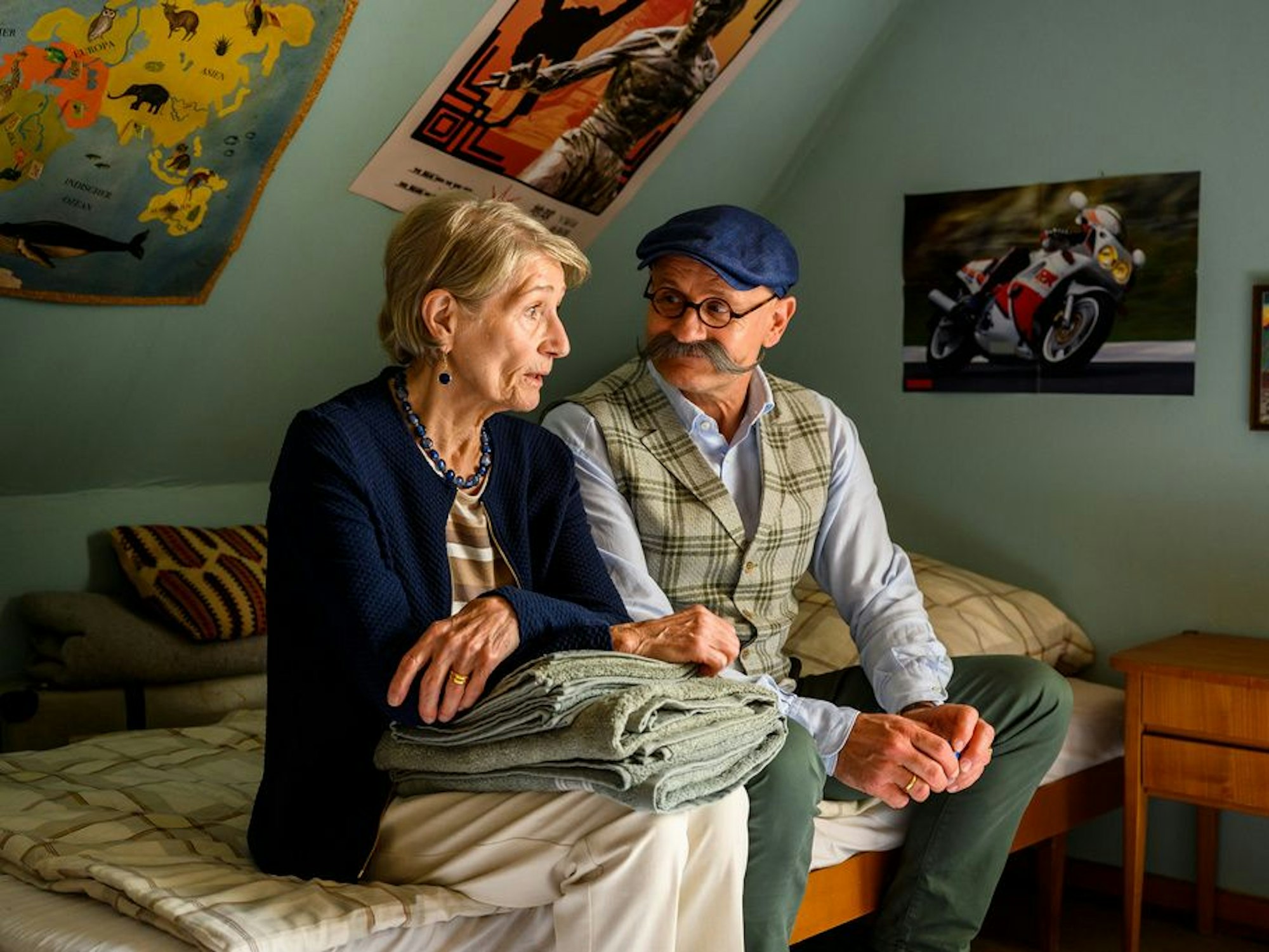 Zurück zu Hause: Horst Lichter (Oliver Stokowski, r.) sitzt gemeinsam mit seiner Mutter Margret (Barbara Nu?sse, l.) in seinem alten Kinderzimmer.