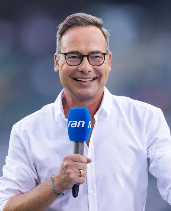 Matthias Opdenhövel moderiert eine Bundesliga-Übertragung bei Sat.1.