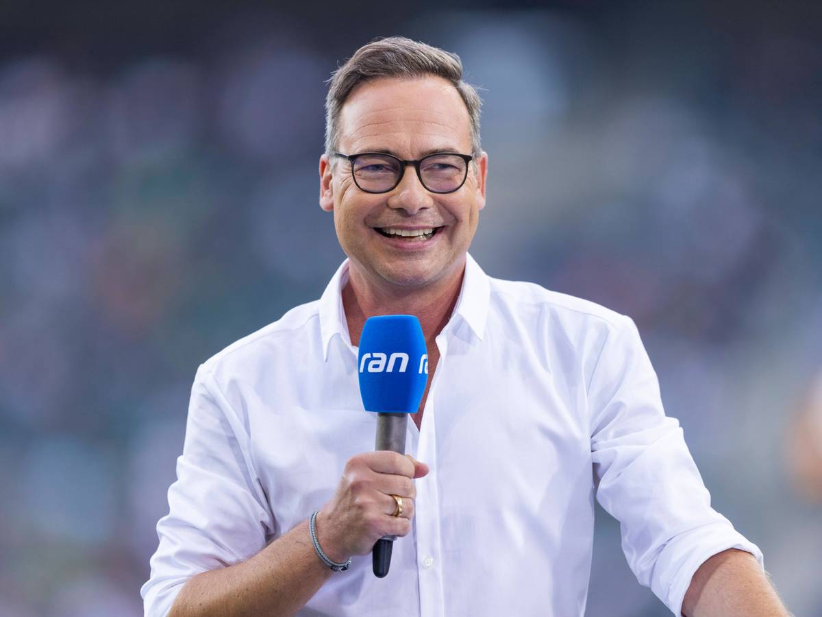 Matthias Opdenhövel moderiert eine Bundesliga-Übertragung bei Sat.1.