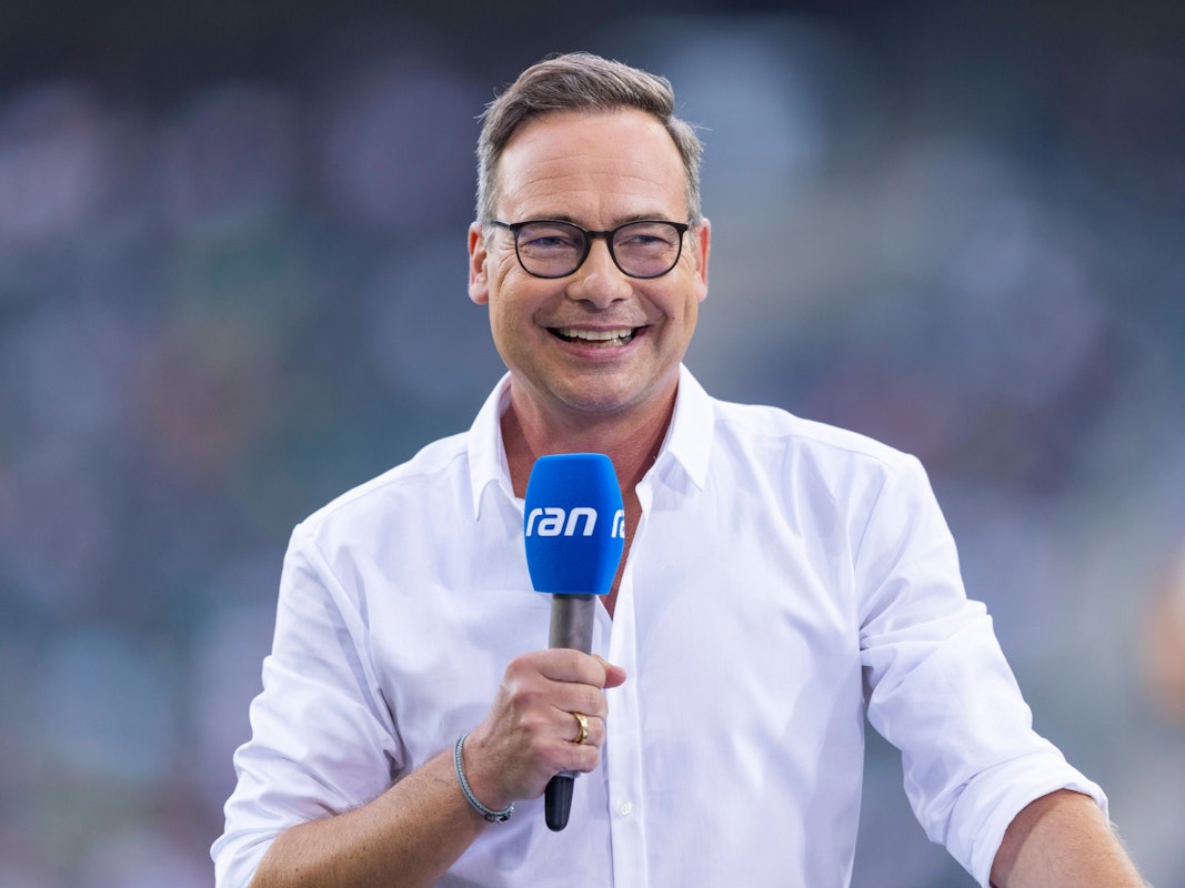 Matthias Opdenhövel moderiert eine Bundesliga-Übertragung bei Sat.1.
