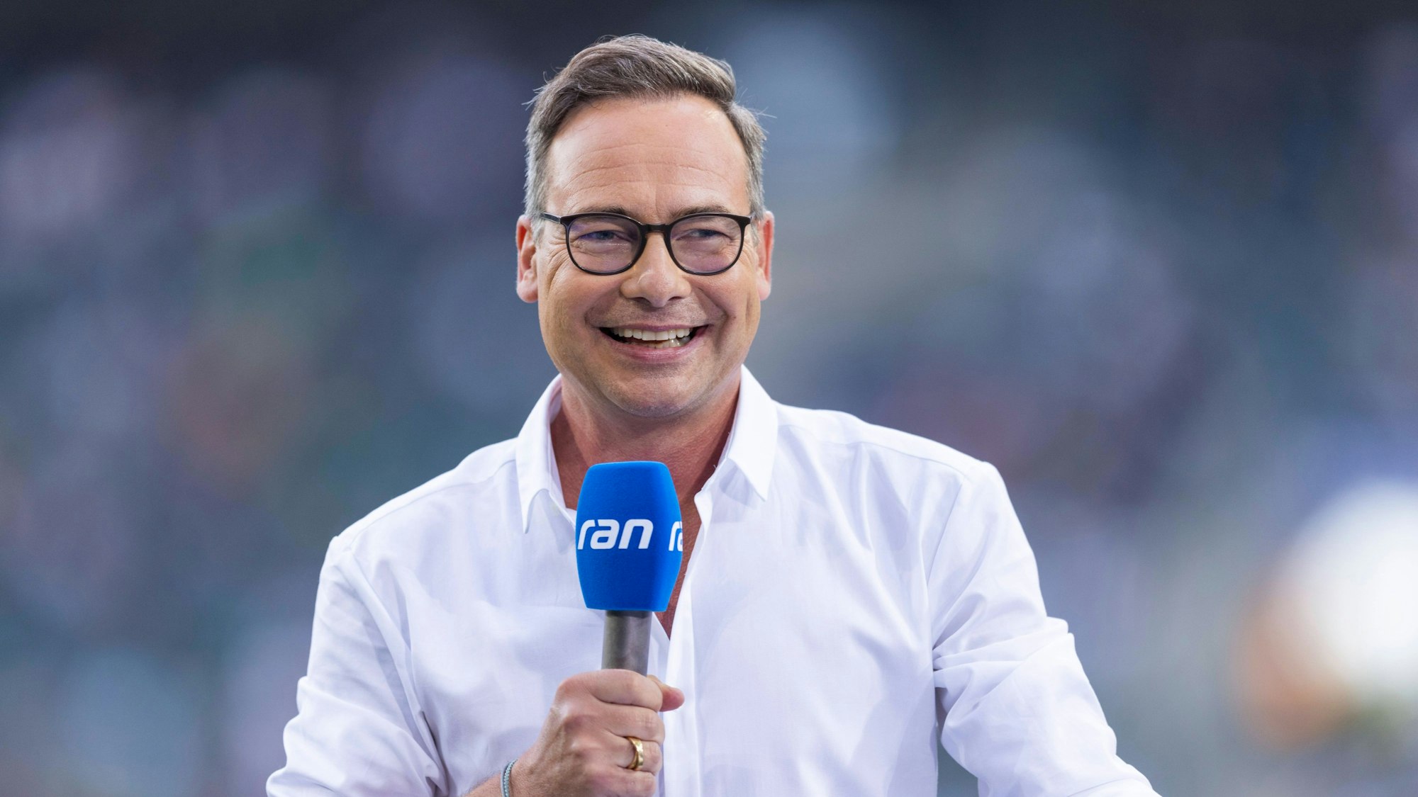 Matthias Opdenhövel moderiert eine Bundesliga-Übertragung bei Sat.1.