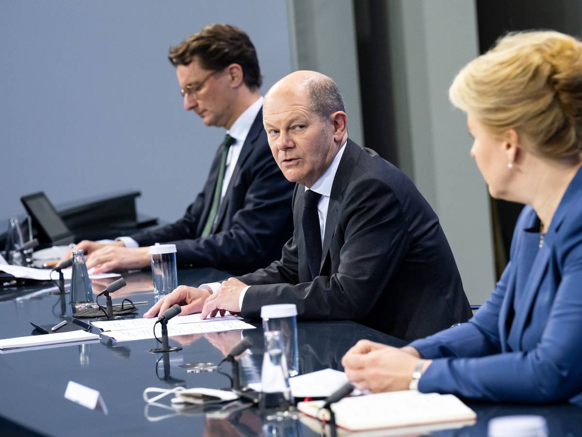 Bundeskanzler Olaf Scholz (M, SPD) äußert sich bei einer Pressekonferenz zusammen mit Hendrik Wüst (l, CDU), Ministerpräsident von Nordrhein-Westfalen, und Franziska Giffey (SPD), Regierende Bürgermeisterin von Berlin, nach den Beratungen zur Corona-Pandemie zwischen der Bundesregierung und der Ministerpräsidentenkonferenz der Länder im Bundeskanzleramt.