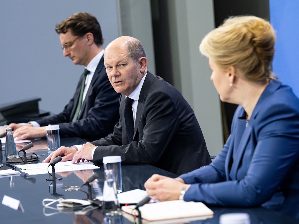 Bundeskanzler Olaf Scholz (M, SPD) äußert sich bei einer Pressekonferenz zusammen mit Hendrik Wüst (l, CDU), Ministerpräsident von Nordrhein-Westfalen, und Franziska Giffey (SPD), Regierende Bürgermeisterin von Berlin, nach den Beratungen zur Corona-Pandemie zwischen der Bundesregierung und der Ministerpräsidentenkonferenz der Länder im Bundeskanzleramt.