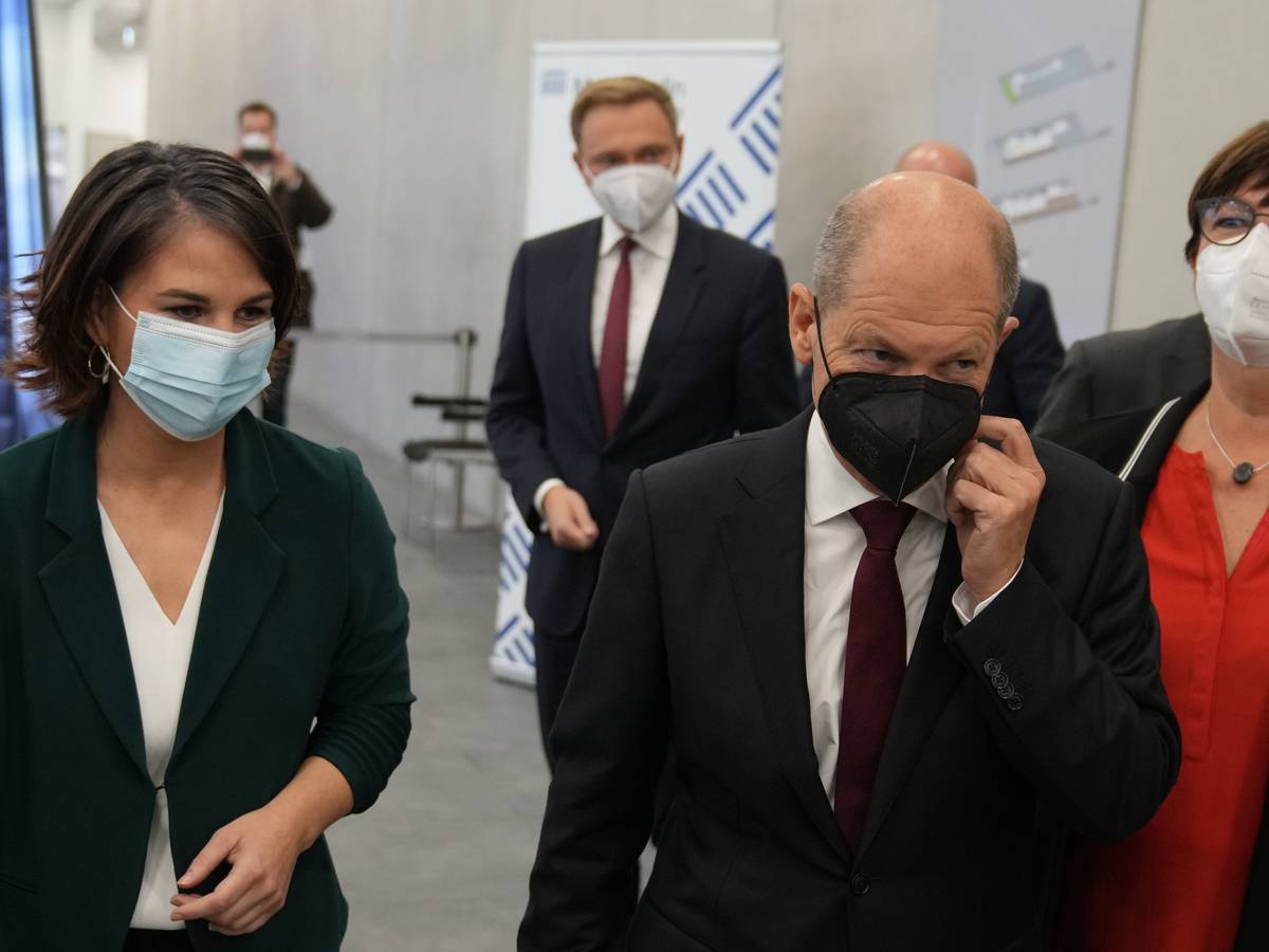 Unter der Leitung von Bundeskanzler Olaf Scholz (r.) findet am Freitag ein neuer Corona-Gipfel statt. Unser Foto zeigt Annalena Baerbock (l-r), Christian Lindner, Olaf Scholz und Saskia Esken nach den Sondierungsgesprächen im Oktober 2021.