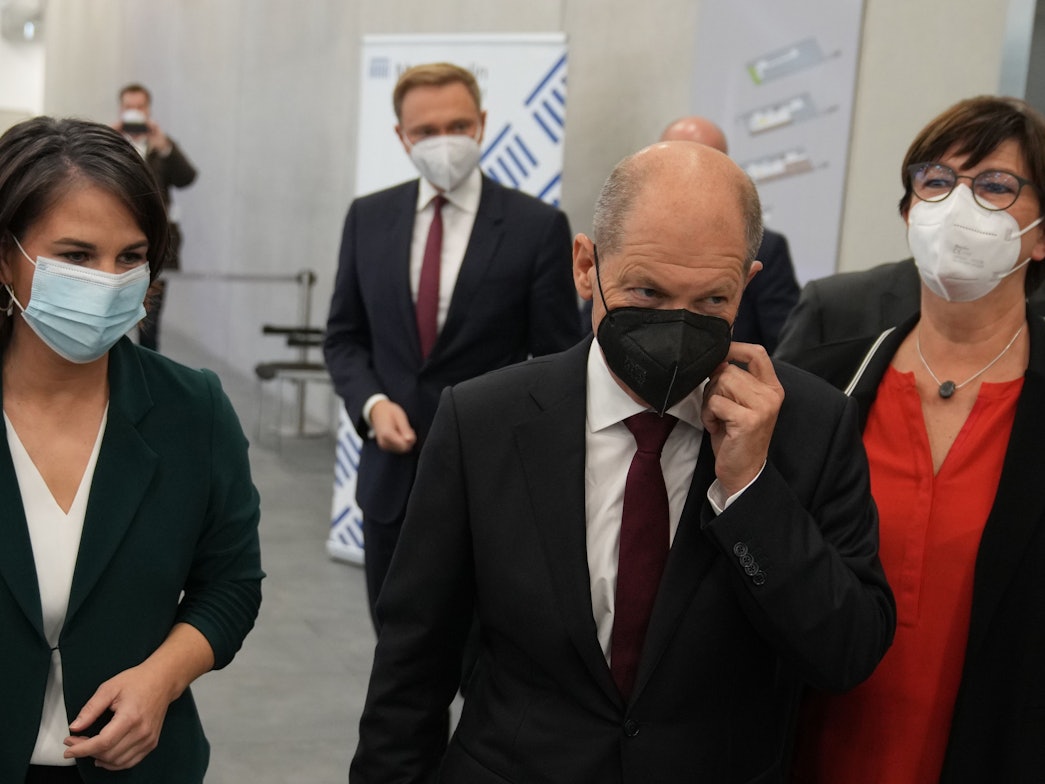 Unter der Leitung von Bundeskanzler Olaf Scholz (r.) findet am Freitag ein neuer Corona-Gipfel statt. Unser Foto zeigt Annalena Baerbock (l-r), Christian Lindner,  Olaf Scholz und Saskia Esken nach den Sondierungsgesprächen im Oktober 2021.