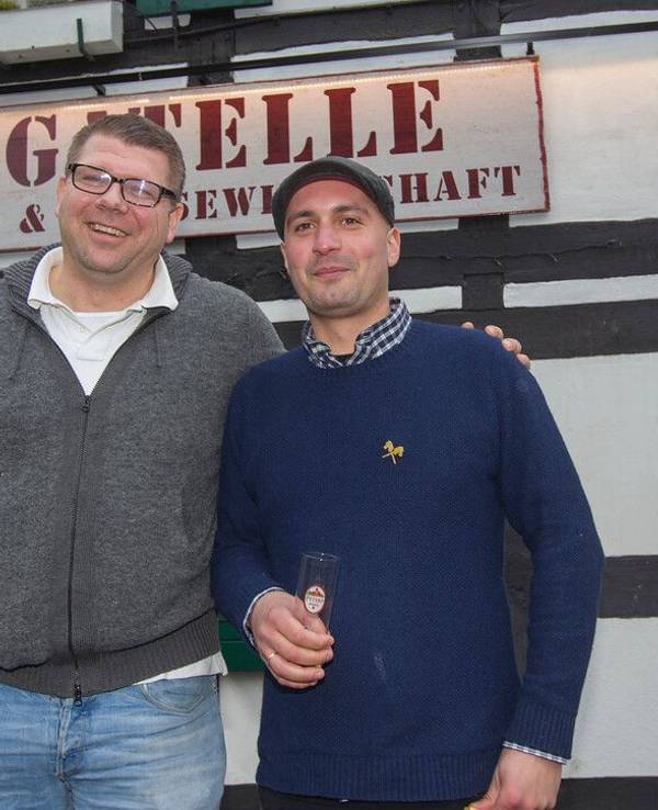 Bagatelle-Wirt Daniel Rabe mit Martin Schlüter vom Reissdorf am Hahnentor